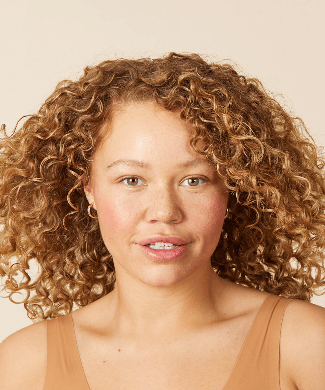 close-up van een blanke vrouw met aardbeiblond krullend haar