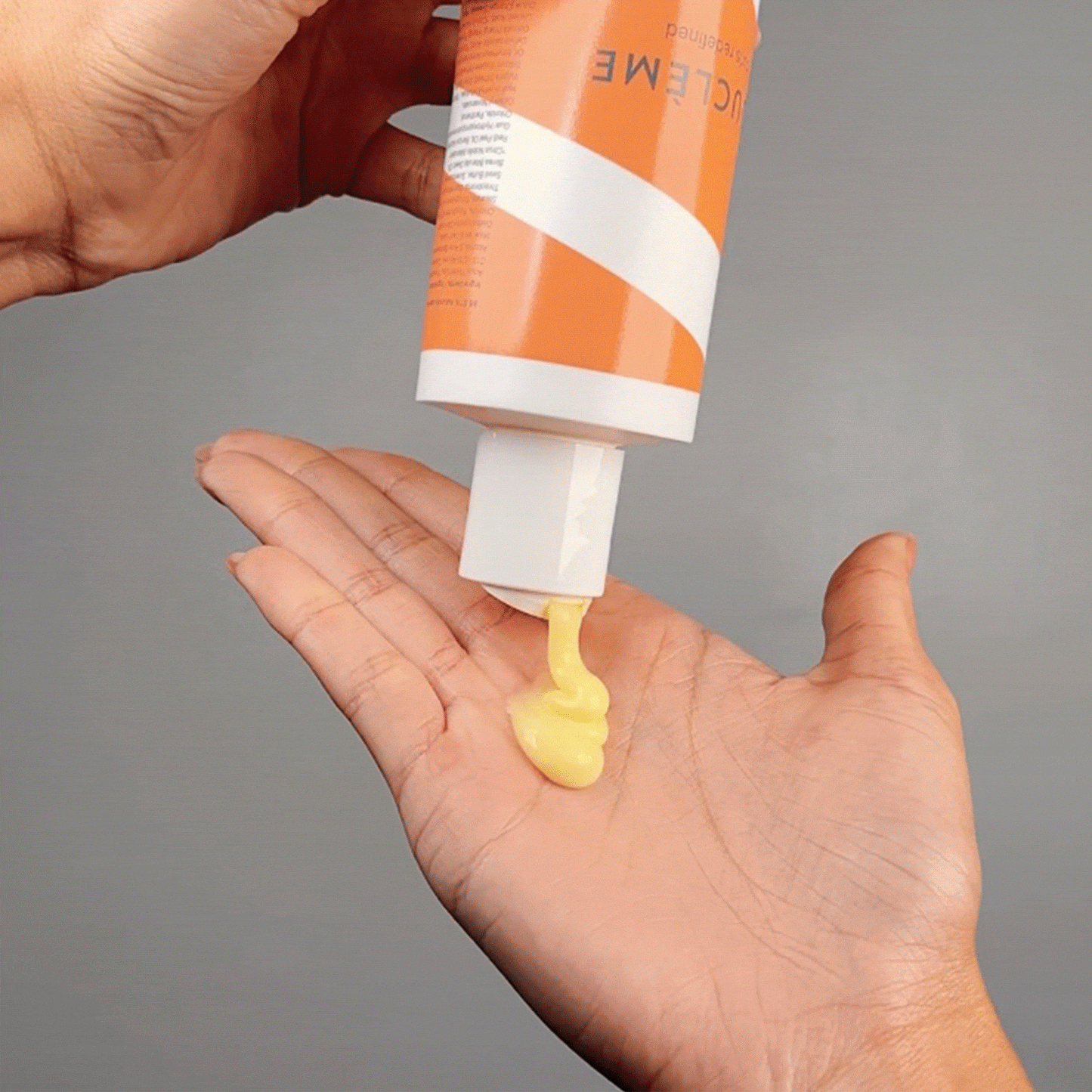 Een voedende, glycerinevrije, luchtvochtigheidswerende conditioner voor langdurige, hergedefinieerde krullen.