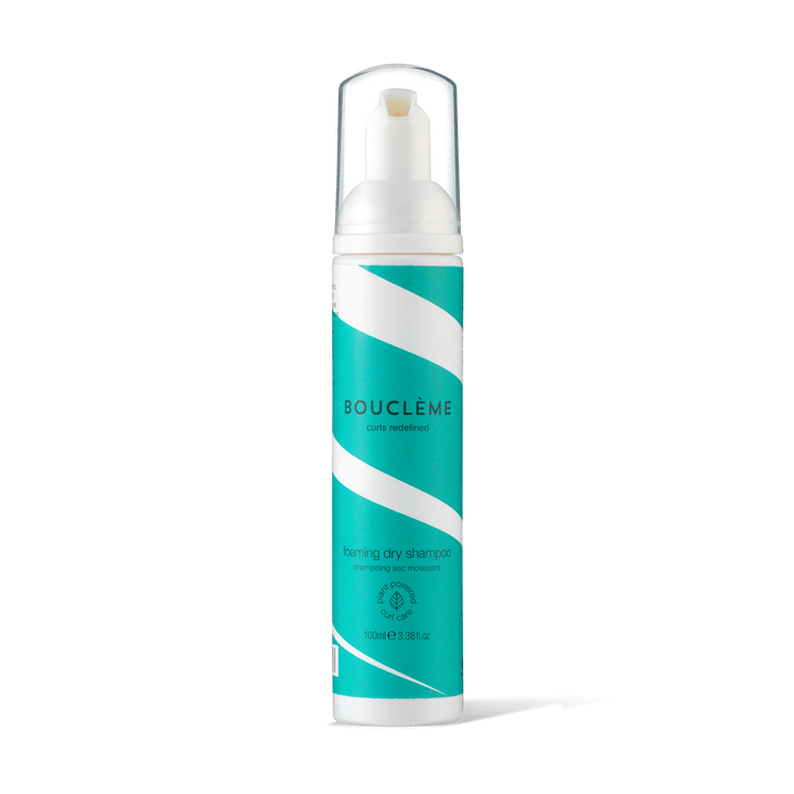 Alcoholvrije droogshampoo verfrist de hoofdhuid, herdefinieert krullen en geeft textuur en volume aan het haar.