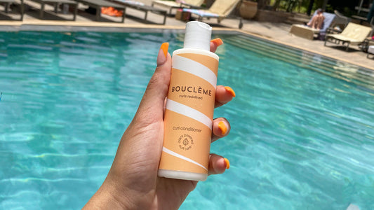 Hoe je je haar tegen chloor kunt beschermen