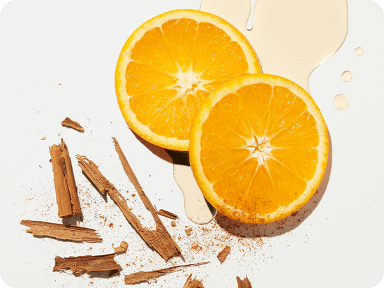 een platte laag van twee schijfjes sinaasappel en stukjes cinammonstokje