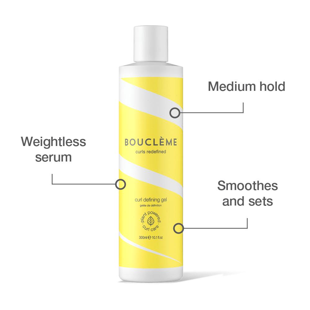 Bouclème Curl Defining Gel infographic met voordelen: medium fixatie, glansversterkende finish en pluisvrije definitie om de hele dag stijl te behouden.