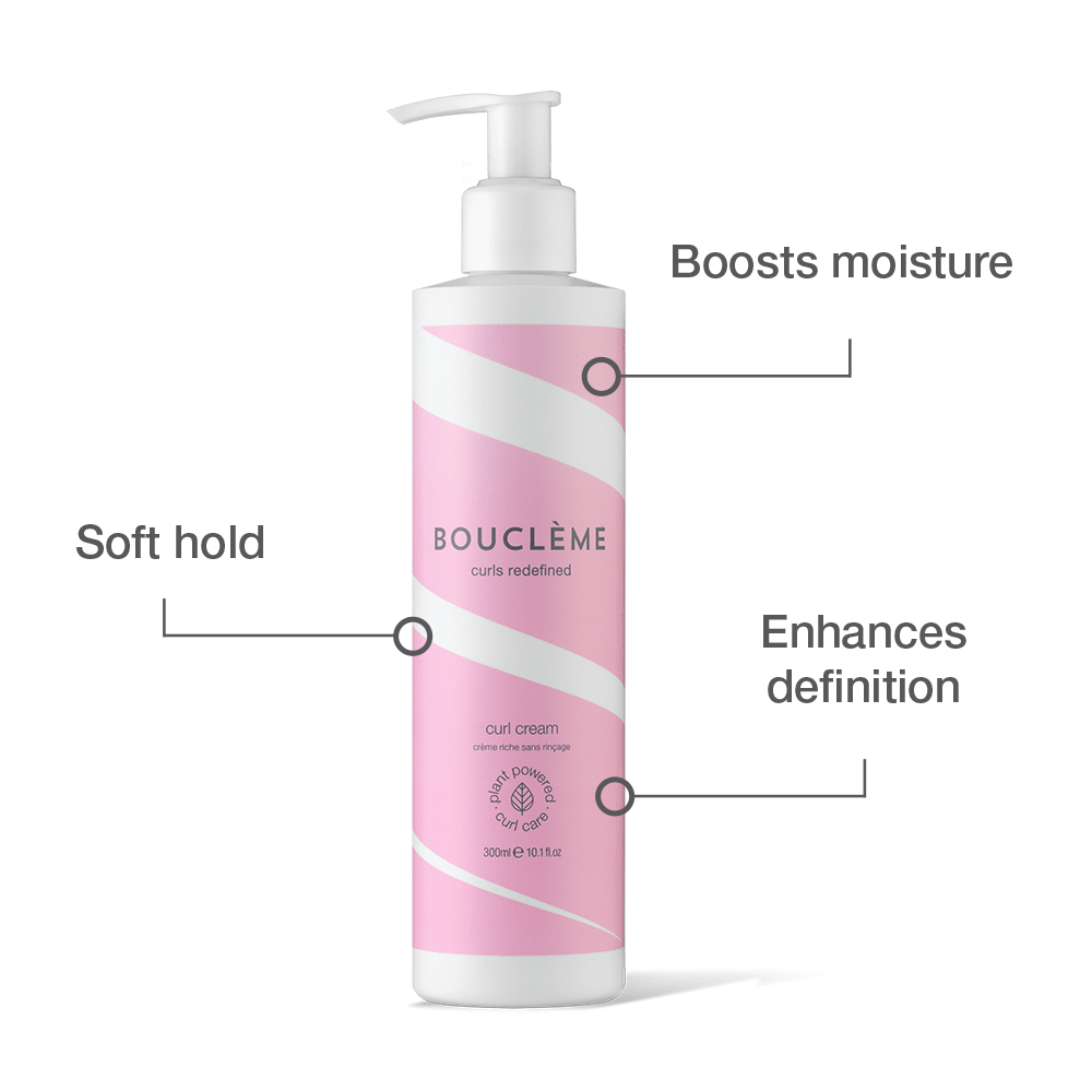 Bouclème Curl Cream infographic met de belangrijkste voordelen: ultravoedende hydratatie, zachte definitie en kroescontrole voor handelbare krullen.