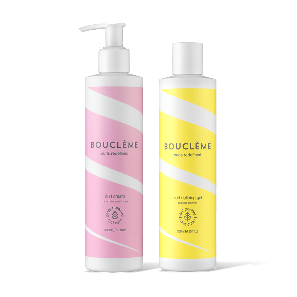 Bouclème Curl Cream en Curl Defining Gel bundelen zich tegen een crèmekleurige achtergrond - het perfecte krulstylingduo voor hydratatie, definitie en langdurige fixatie.