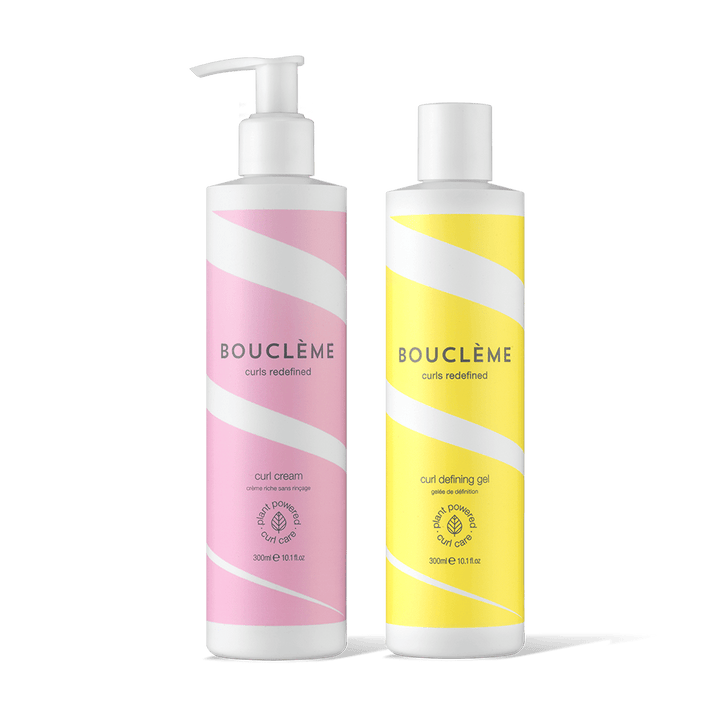 Bouclème Curl Cream en Curl Defining Gel bundelen zich tegen een crèmekleurige achtergrond - het perfecte krulstylingduo voor hydratatie, definitie en langdurige fixatie.