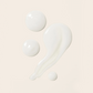 Close-up textuur van Bouclème Curl Defining Gel - lichtgewicht, gladde gel met een glanzende finish voor gedefinieerde, langhoudende krullen.