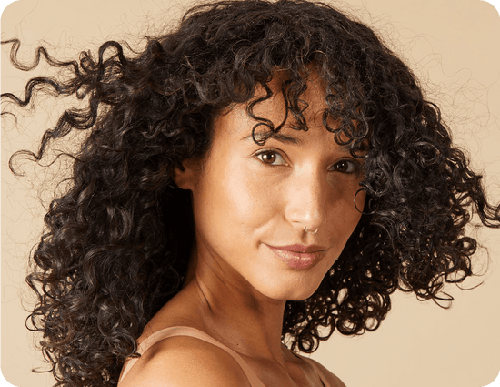 close-up van een vrouw met krullend, donkerbruin haar