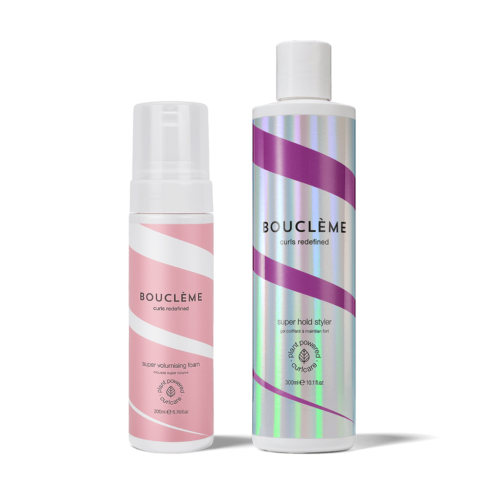 Maximum Volume Duo bundel met Super Volumising Foam en Super Hold Styler op een zachte crèmekleurige achtergrond.