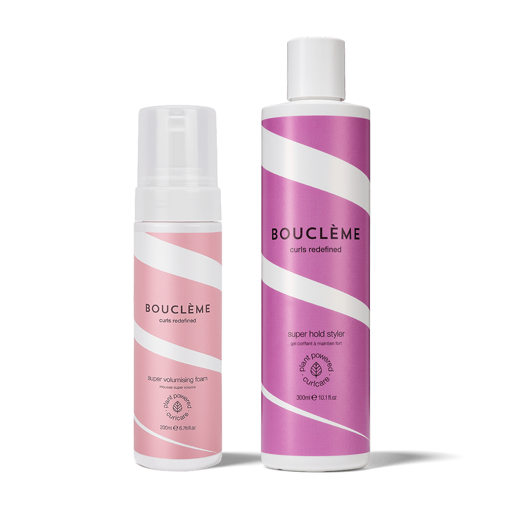 Maximum Volume Duo bundel met Super Volumising Foam en Super Hold Styler op een zachte crèmekleurige achtergrond.