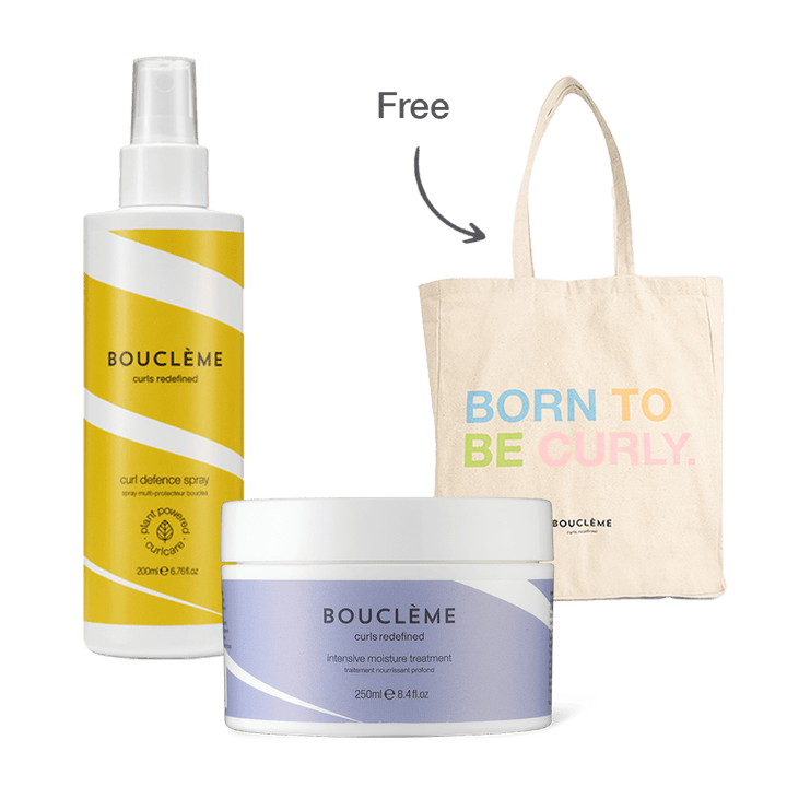 Bouclème's Summer Curl Survival Kit met Curl Defence Spray, Intensive Moisture Treatment en een crèmekleurige draagtas met Bouclème-logo.