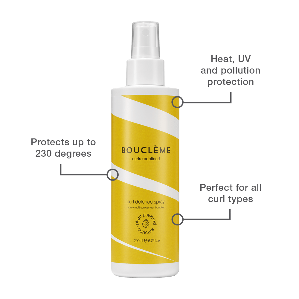 Krulverdedigingsspray met afbeelding die laat zien hoe de UV- en hittebescherming van de spray krullen beschermt tegen de zomerelementen.