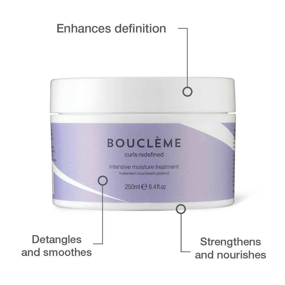 Intensive Moisture Treatment graphic die laat zien hoe de crème de definitie verbetert, krullend haar ontwart en glad maakt en droge lokken versterkt en aanvult.  