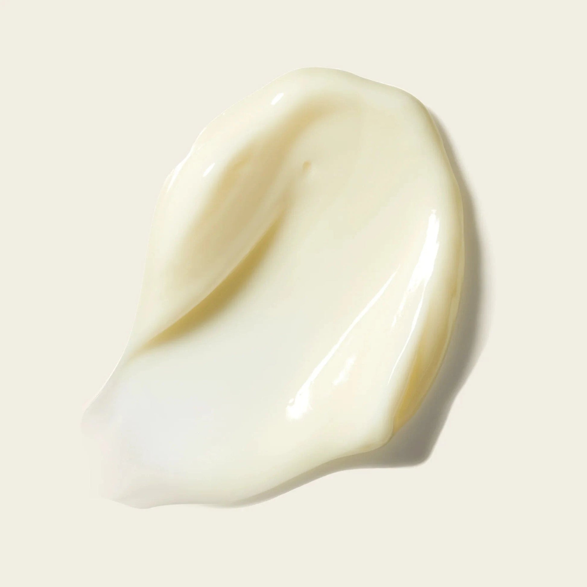 De dikke, romige textuur van Bouclème Intensive Moisture Treatment benadrukt de rijke, hydraterende consistentie.