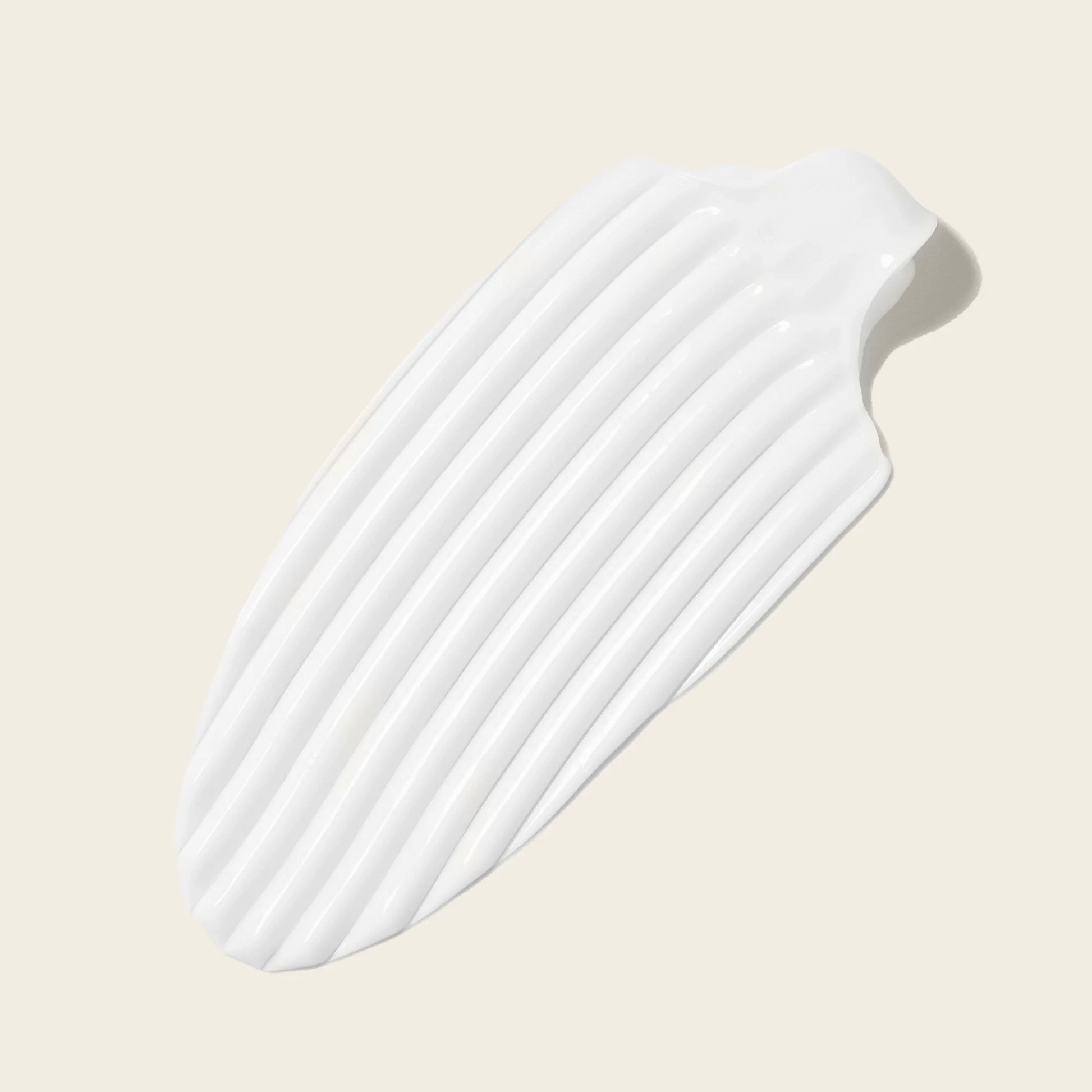 Close-up textuur van Bouclème Krullencrème - rijk, romig en zacht voor diep voedende krullen.