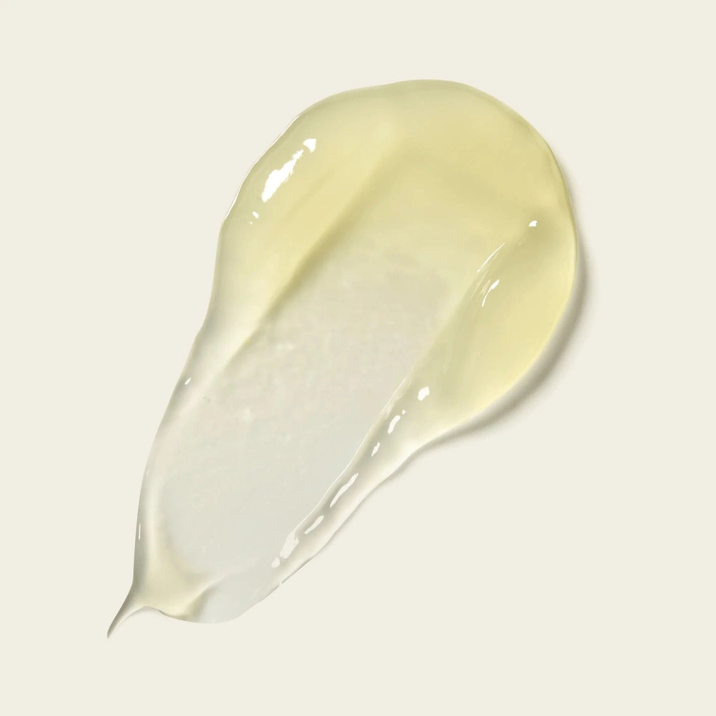 Close-up textuur van de Super Hold Styler die de dichte, gelachtige consistentie laat zien, ontworpen voor een sterke, flexibele hold voor krullen, tegen een crèmekleurige achtergrond.